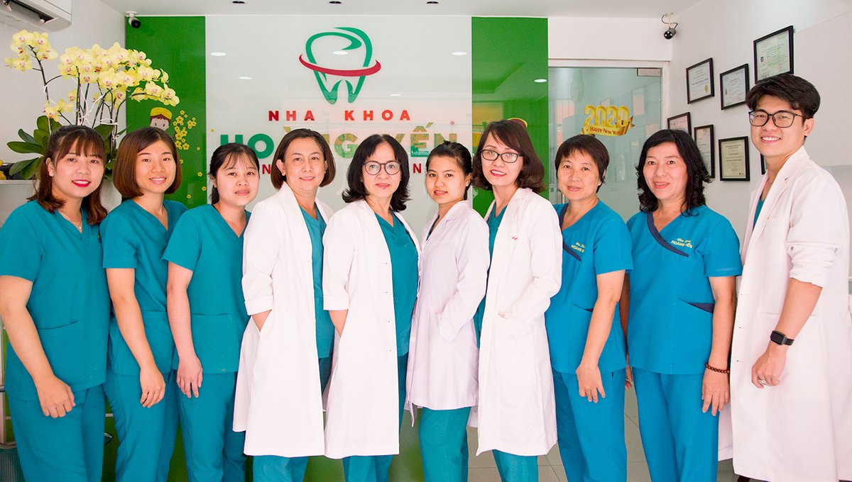 Tập thể đội ngũ Bác sĩ, Trợ thủ và Nhân viên Nha Khoa Hoàng Yến