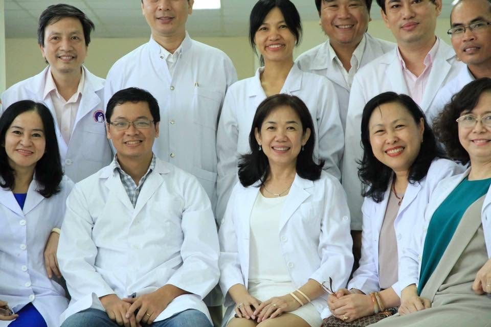 Nhận chứng nhận hoàn thành chương trình Đào tạo y khoa liên tục RHM chính quy