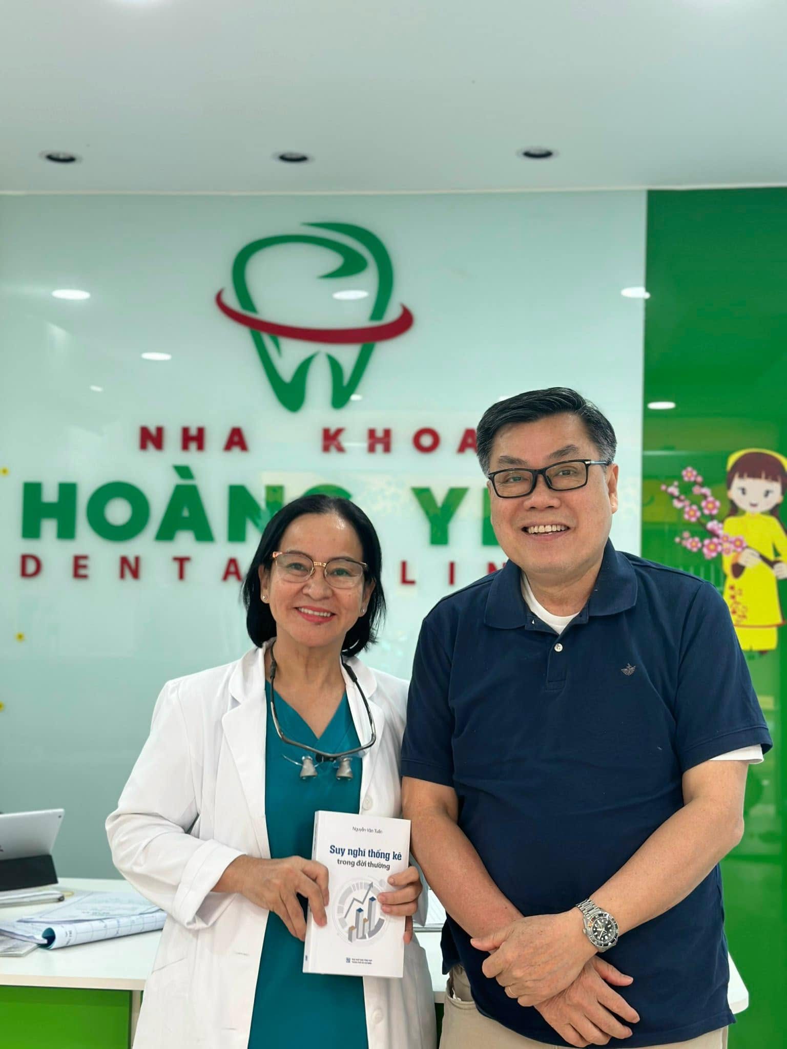 Thăm khám lâm sàng và tư vấn quy trình nhổ răng khôn không đau bằng máy siêu âm Piezotome