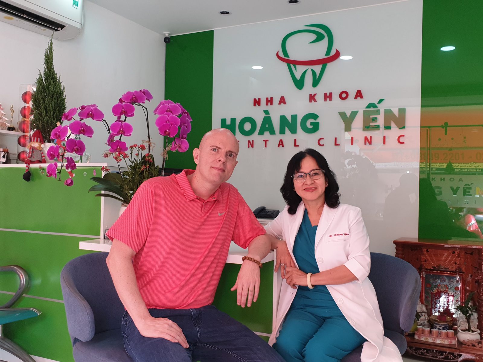 Bác sĩ trao đổi kết quả và chia sẻ niềm vui ăn nhai khỏe mạnh cùng bệnh nhân phục hình răng sứ