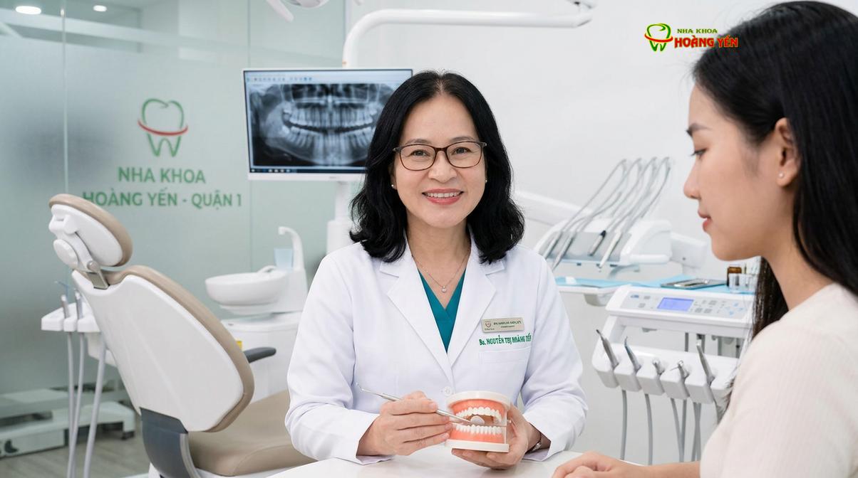 BS. Nguyễn Thị Hoàng Yến tư vấn phác đồ điều trị tại Nha Khoa Hoàng Yến.