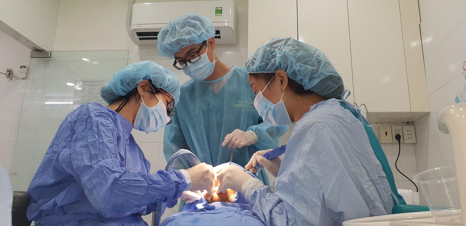 Phối hợp thực hiện kỹ thuật điều trị chuyên sâu cùng điều dưỡng trong phòng vô trùng