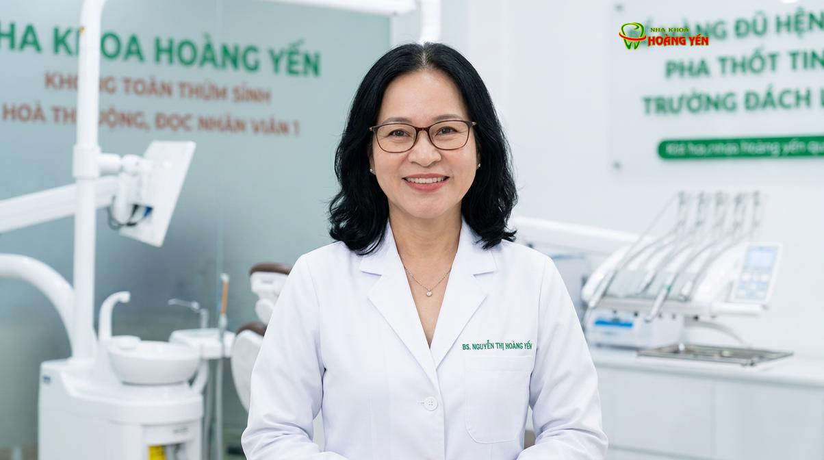 BS. Nguyễn Thị Hoàng Yến trực tiếp thăm khám và tư vấn tại Nha Khoa Hoàng Yến.