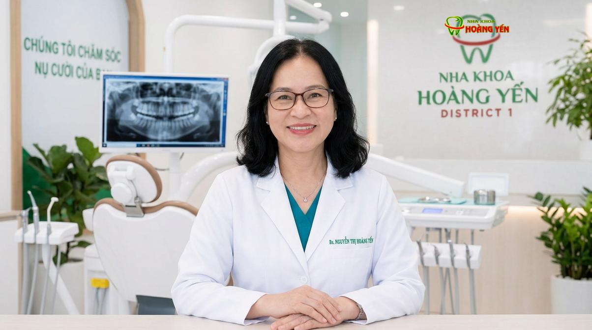 BS. Nguyễn Thị Hoàng Yến tư vấn và thăm khám kỹ lưỡng cho bệnh nhân tại Nha Khoa Hoàng Yến.