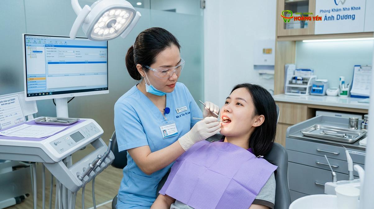 Quá trình thăm khám và đánh giá mức độ mọc lệch của răng khôn qua phim X-quang.