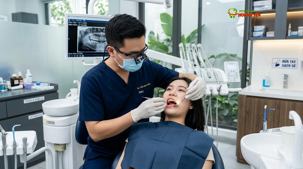 Bác sĩ thăm khám và đánh giá khớp cắn định kỳ giúp kiểm soát tốt quá trình dịch chuyển răng.