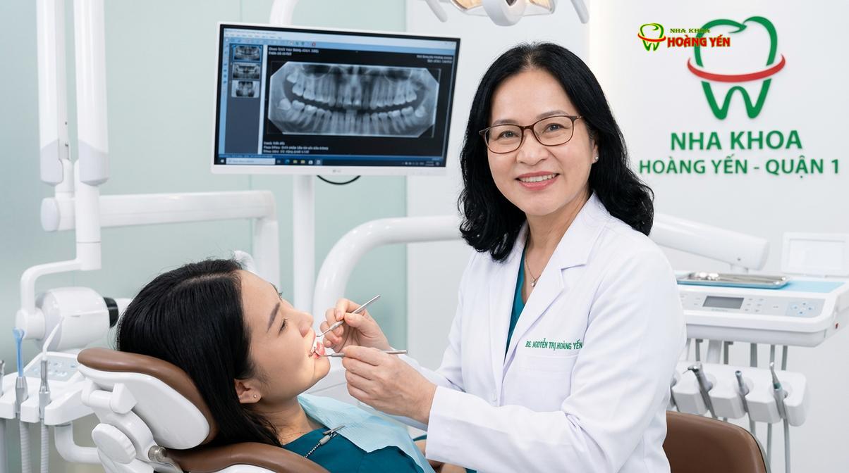BS. Nguyễn Thị Hoàng Yến tư vấn phác đồ niềng răng cá nhân hóa tại Nha Khoa Hoàng Yến.