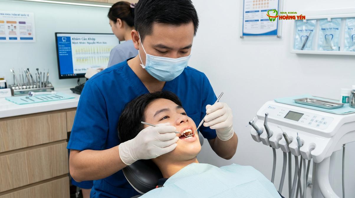 Bác sĩ thăm khám và đánh giá tình trạng sai lệch khớp cắn trước khi lên phác đồ niềng răng.