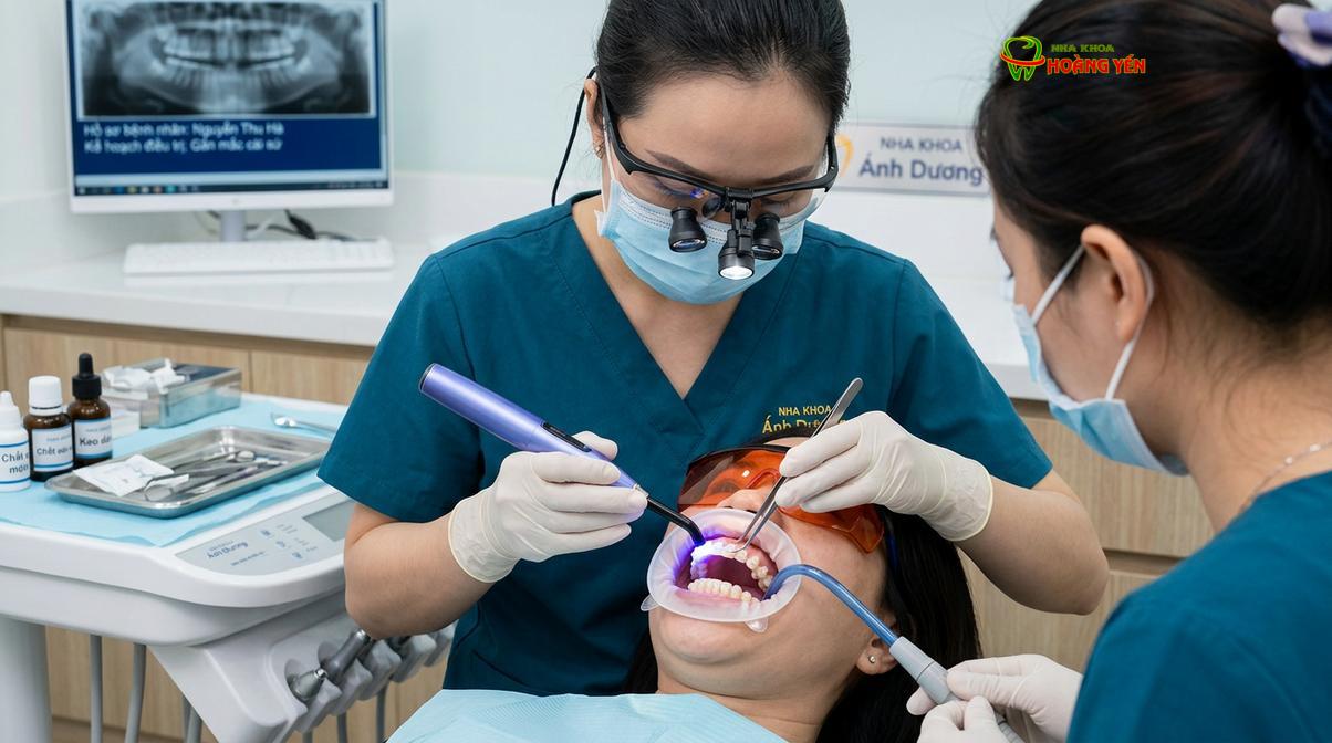 Quá trình gắn mắc cài đòi hỏi sự tỉ mỉ và độ chính xác cao từ bác sĩ chỉnh nha.