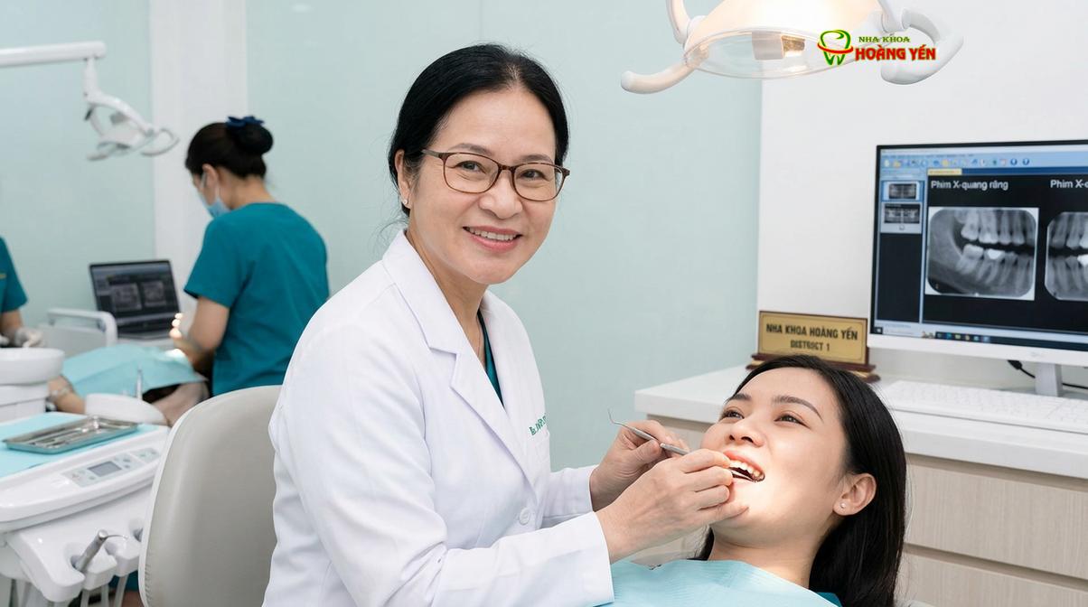 BS. Nguyễn Thị Hoàng Yến tư vấn và thăm khám sức khỏe răng miệng tại Nha Khoa Hoàng Yến